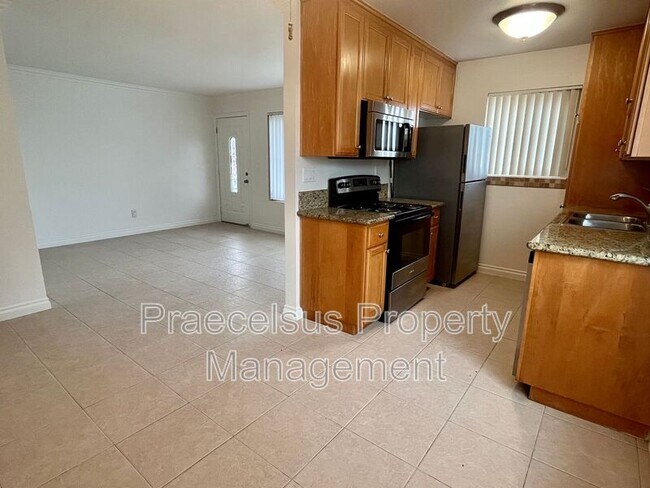 Building Photo - 615 9th St