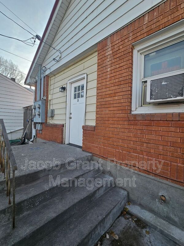 Building Photo - 348 I St