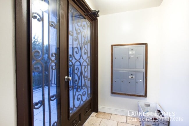 Building Photo - Spacious and Bright 2-Bed in prime West L....