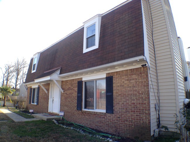 Building Photo - 4695 Greenlaw Dr