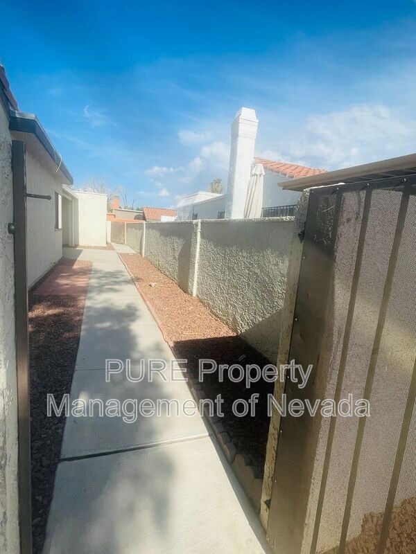 Foto del edificio - 2858 Mohawk St