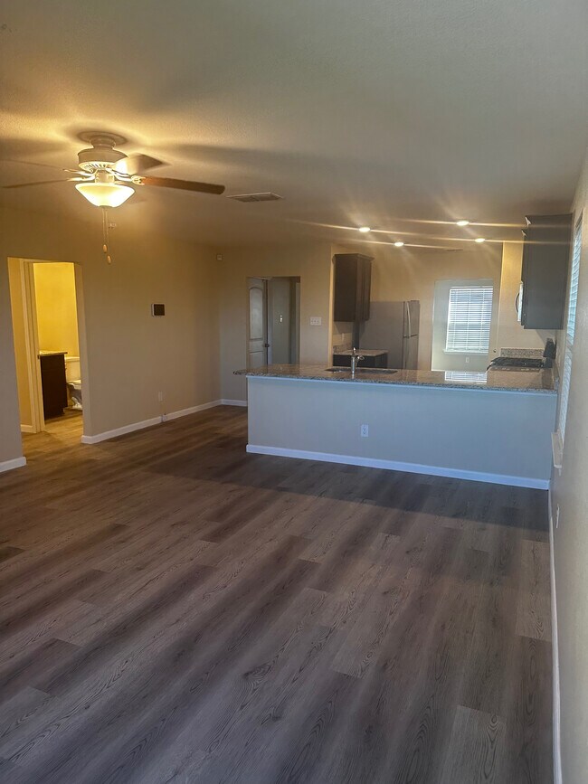 Foto del edificio - Room in Apartment on Harbor Lndg