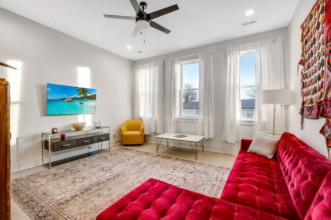 Foto del edificio - 925 E Madison St