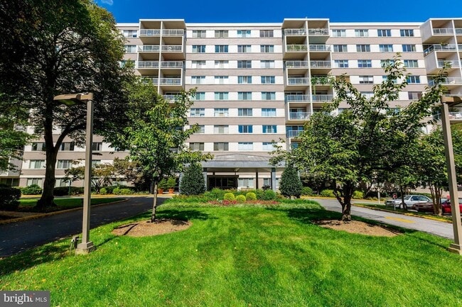 Foto del edificio - 8315 N Brook Ln