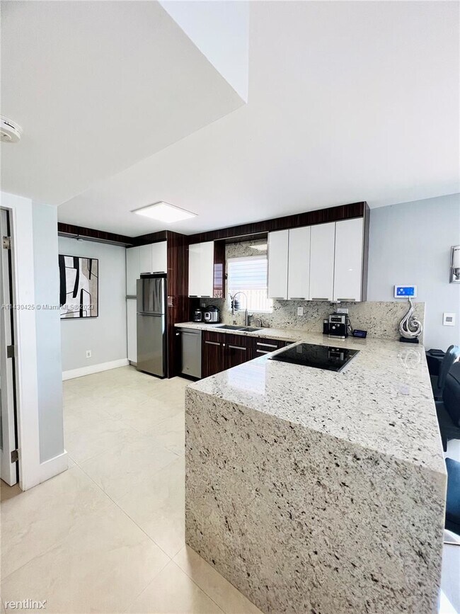 Foto del edificio - 2 br, 2.5 bath Townhome - 7000 NW 169th St