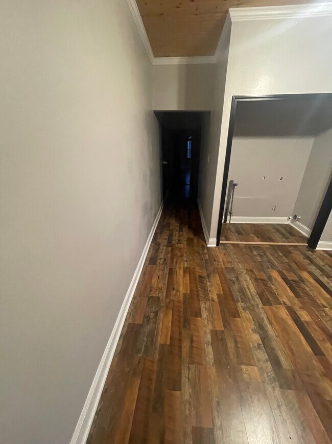 Pasillo - 2455 Wisteria St