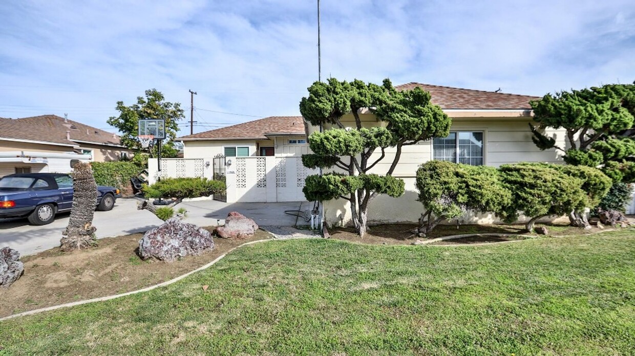 Foto principal - Spacious Home in Garden Grove for Lease