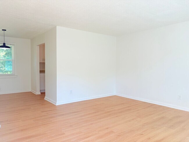 Building Photo - Newly Renovated 3 Bedroom Ranch under $2000!