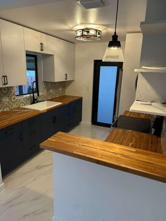 Foto del edificio - 117 NE 2nd Terrace