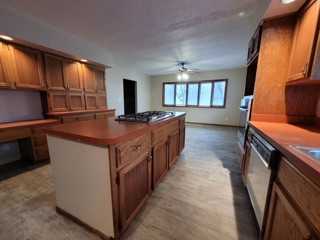 Building Photo - Don't miss this spacious kitchen!