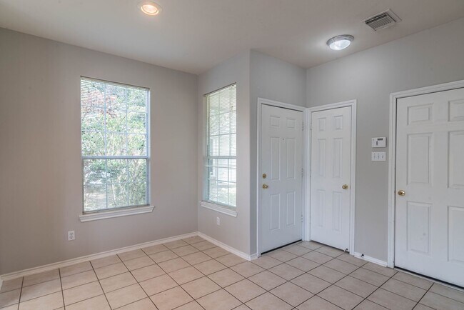 Building Photo - 5707 Vinemont Ln