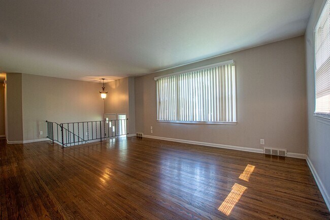 Building Photo - 3 Bedroom / 2 Bath off 72nd and Grover!