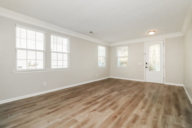 Building Photo - 2110 Valley Creek Dr