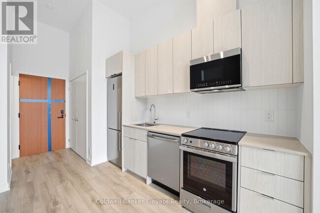 Photo du bâtiment - 1660 Bloor St W
