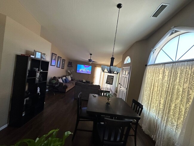 Building Photo - Beautiful 2 bedroom 2 bathroom contact Pro...