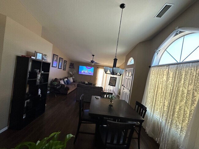 Foto del edificio - Beautiful 2 bedroom 2 bathroom contact Pro...