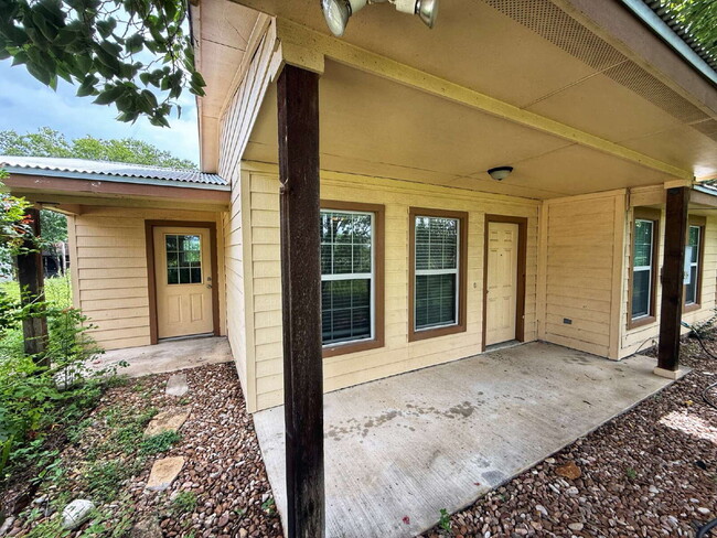 Building Photo - Peaceful 1-Acre Country Living with Easy C...