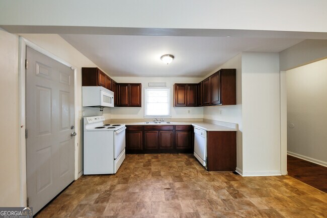 Building Photo - 2745 Dearwood Dr SW