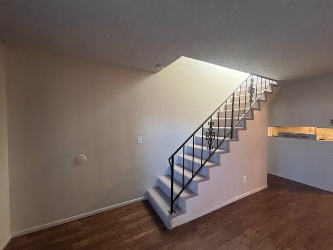 Building Photo - 5821-5827 NE Davis St