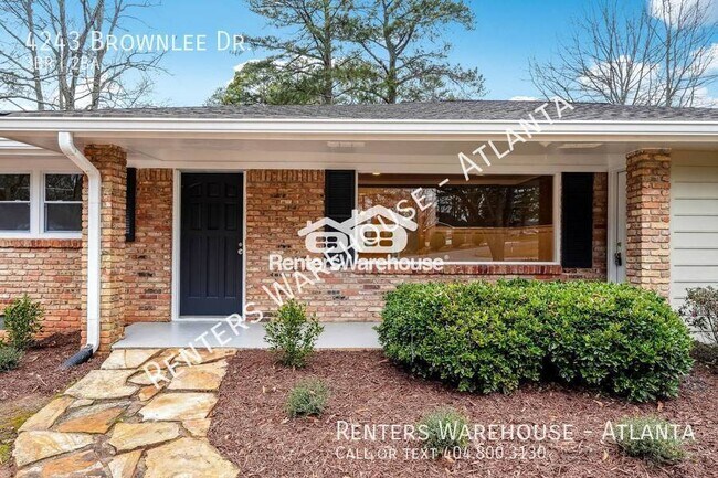 Foto del edificio - Renovated Elegance, Corner Lot Charm: Your...