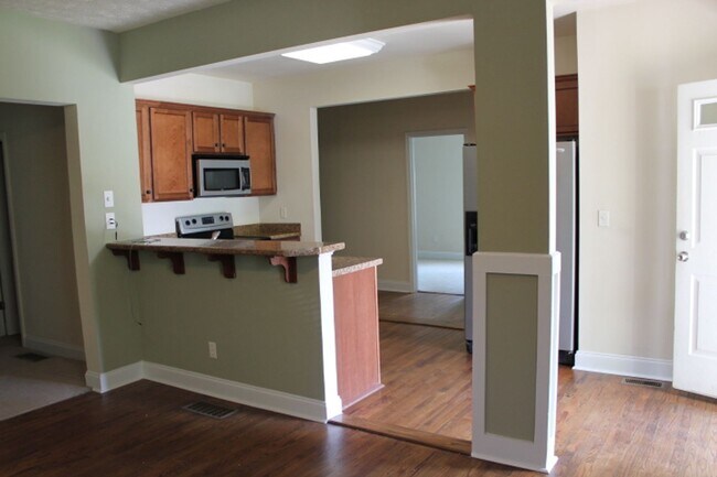 Building Photo - Four Bedroom Near Downtown Athens
