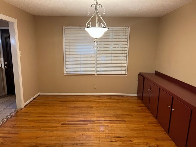 Building Photo - Available NOW- 110 Laurel Circle