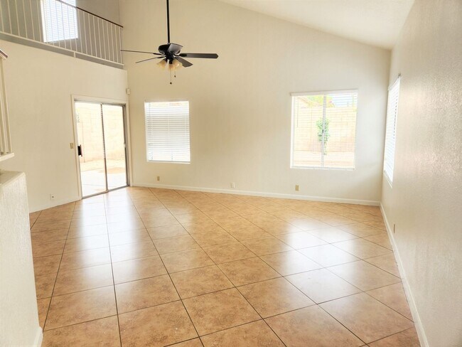 Building Photo - 3 bed 2.5 bath with loft