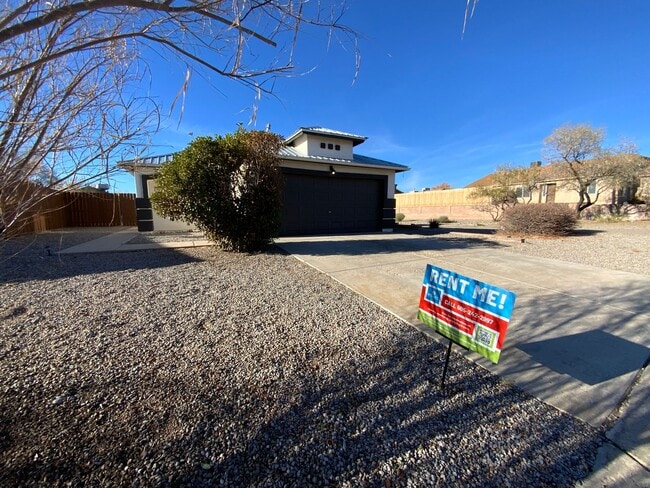 Foto del edificio - 2 Bedroom Single Story Home Available Near Hwy 550 NE & Paseo Del Volcan NE in Enchanted Hills Ri...