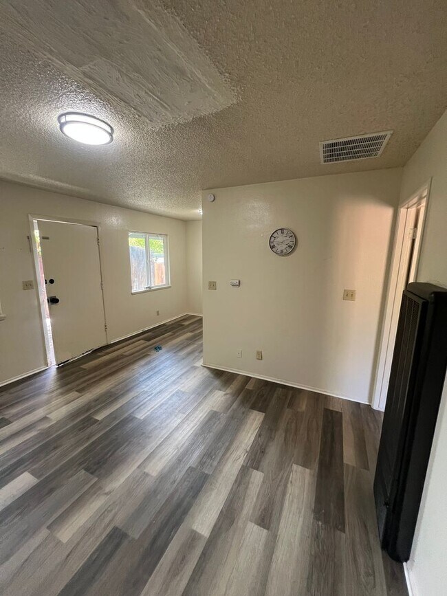 Foto del edificio - Oroville one bed one bath duplex for rent.