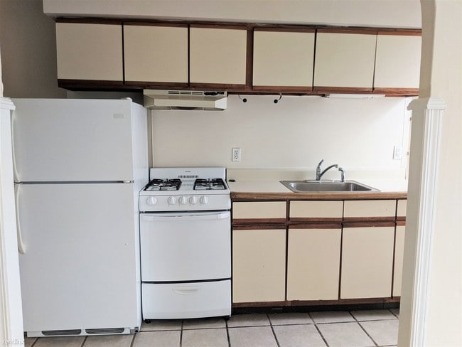 Building Photo - 1 br, 1 bath Apartment - 4033 Baltimore Ave