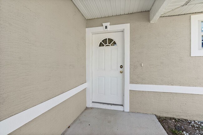 Foto del edificio - Spacious 3 Bedroom 2 Bath Duplex in Pine G...