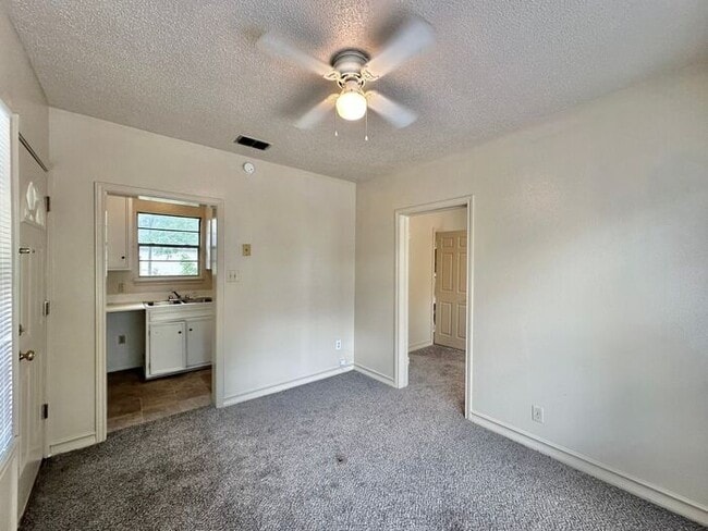 Building Photo - Available Now! Refreshed 1 Bedroom 1 Bath ...