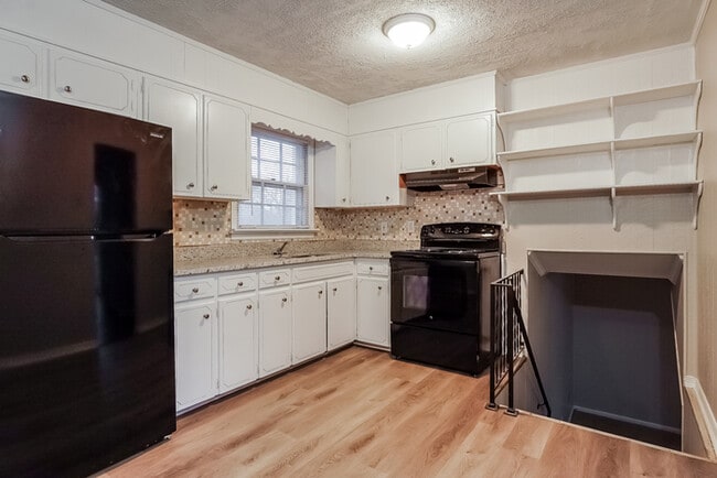 Building Photo - Adorable Center Point Home