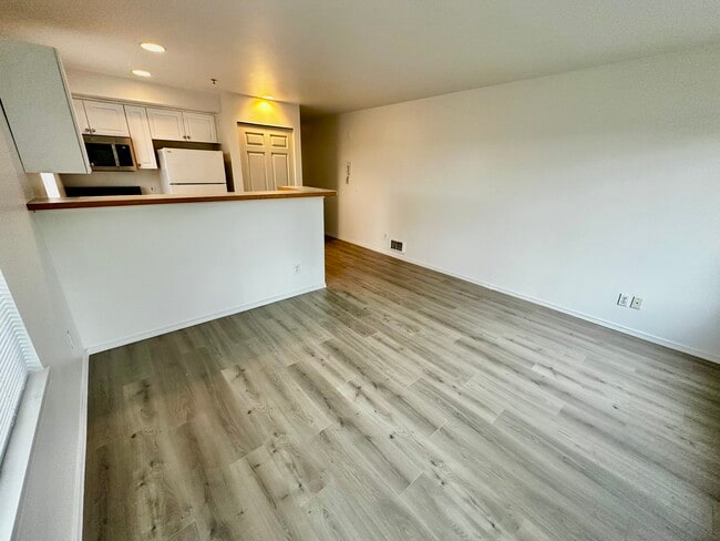 Building Photo - 931 N 86th St