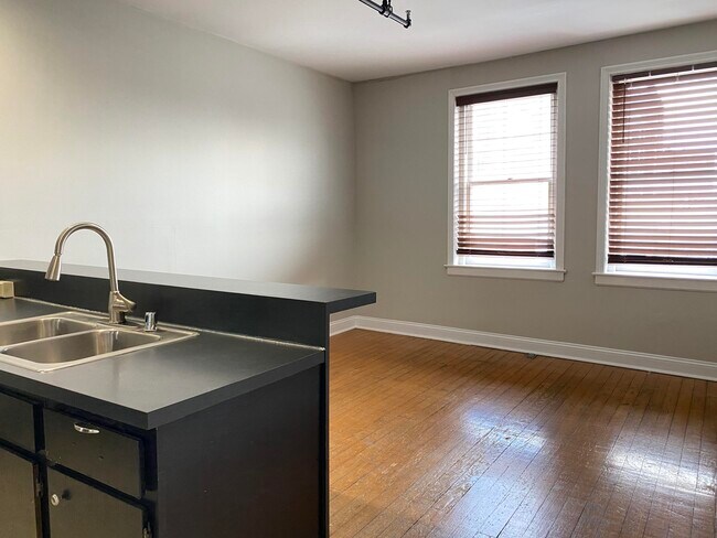 Building Photo - 153 N Limestone Unit 7