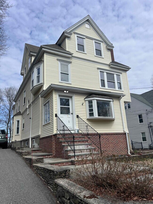 Fachada de la casa con patio compartido. - 61 Wollaston Ave