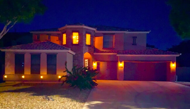 Building Photo - 15046 W Sells Dr