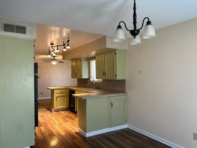 Foto del edificio - Charming and Close to Dining, Shopping, Gym, Theater