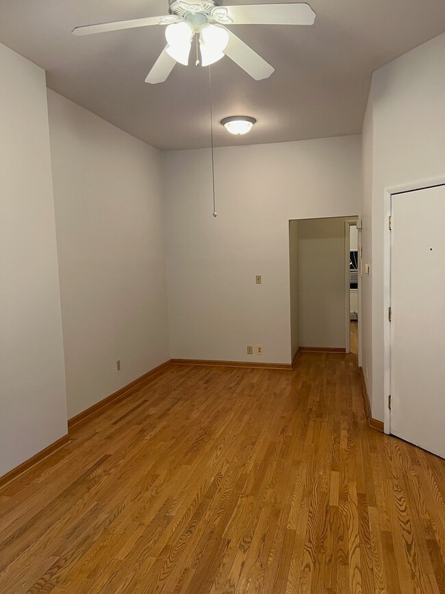 Building Photo - 452 W St James Pl