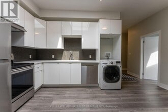 Building Photo - 400 Queen St W