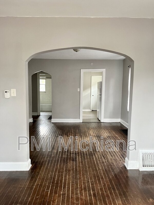 Building Photo - 1142 N Adams St