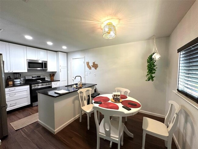 Foto del edificio - 2402 Parker Cir