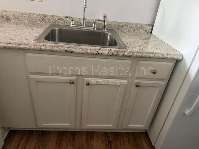 Building Photo - 912 Belvedere St