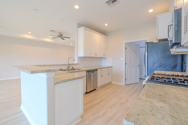 Building Photo - 2422 Cardinal Dr