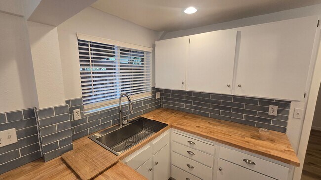 Foto del edificio - 1 Bedroom Walking Distance to Downtown and...