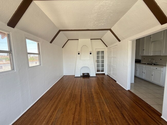 Building Photo - 1120 Amalia Ave