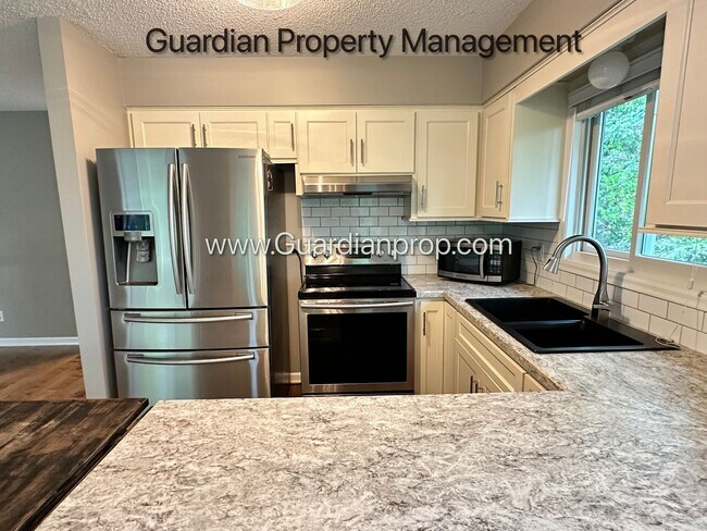 Foto del edificio - Eden Prairie Single Family Home, Fenced Yard, 2 Car Garage, Dishwasher W/D