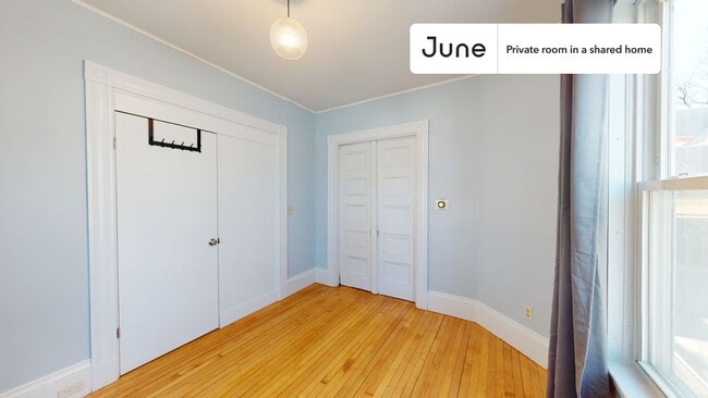 Building Photo - Private bedroom in 6 bed/1.5 bath Home