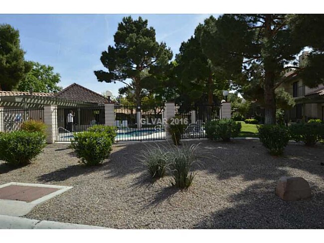 Building Photo - Large 3 bedroom townhome in Beautifully la...