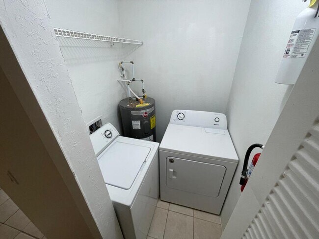 Foto del edificio - 4708 Walden Cir